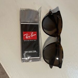 Ray-Ban Woman’s sunglasses.  Erika Classic.